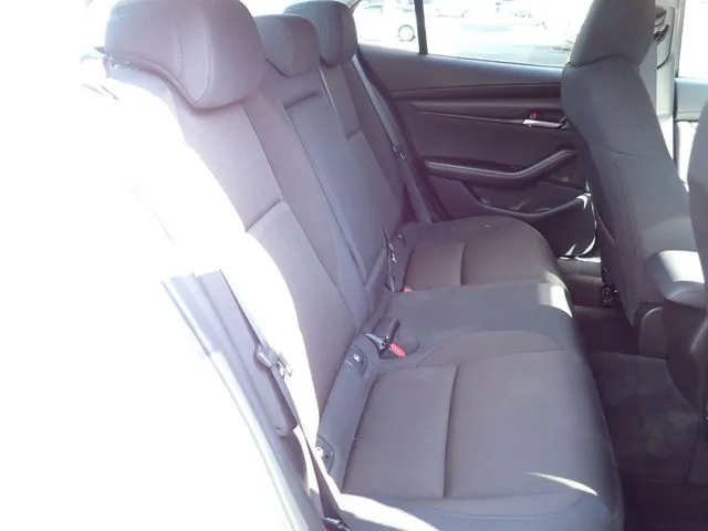 ＭＡＺＤＡ３　セダン（マツダ）の車両写真