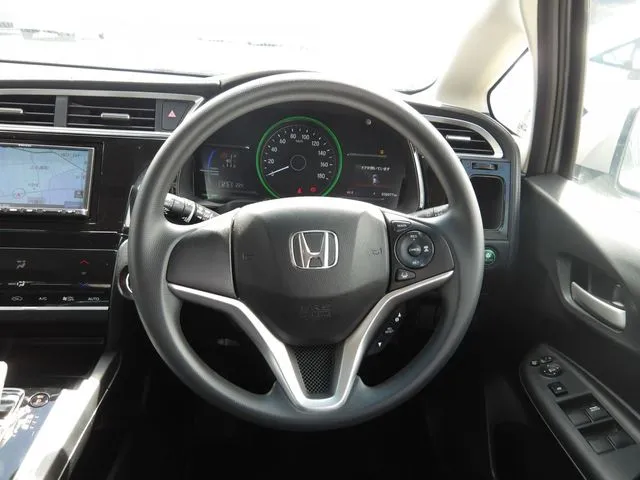 シャトル　ハイブリッド（ホンダ）の車両写真