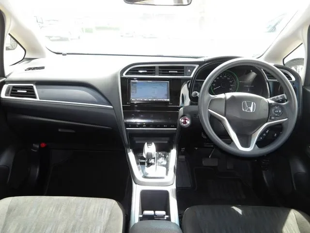 シャトル　ハイブリッド（ホンダ）の車両写真