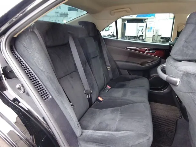 クラウン　セダン　ハイブリッド（トヨタ）の車両写真