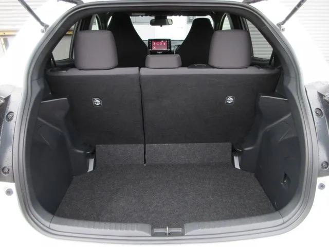 ヤリス　ハイブリッド（トヨタ）の車両写真