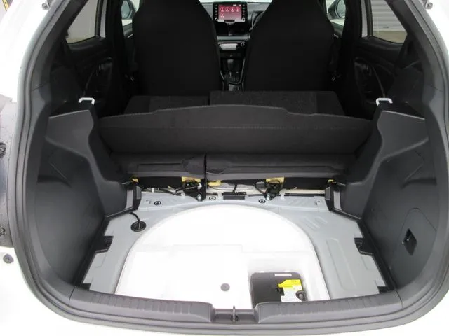 ヤリス　ハイブリッド（トヨタ）の車両写真