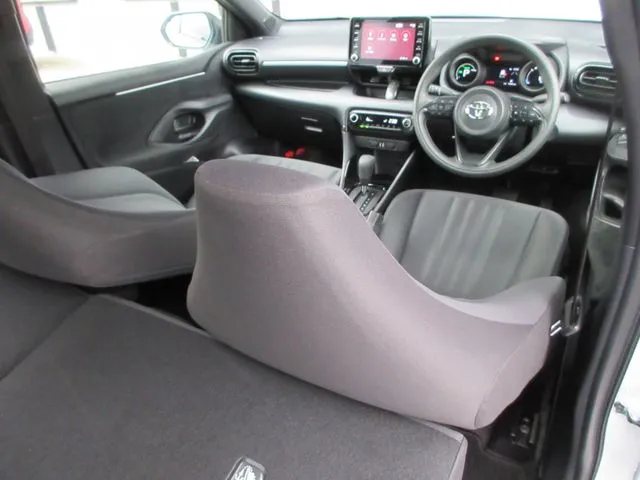 ヤリス　ハイブリッド（トヨタ）の車両写真