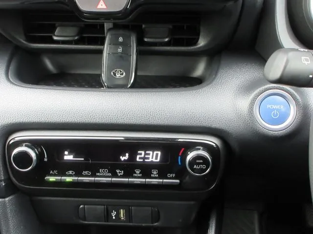 ヤリス　ハイブリッド（トヨタ）の車両写真