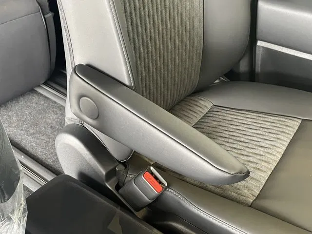 トヨタ　ノア　ハイブリッド