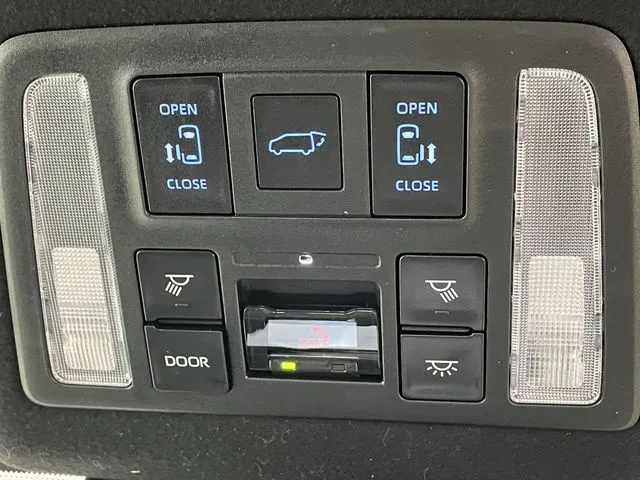 トヨタ　ヴォクシー　ハイブリッド