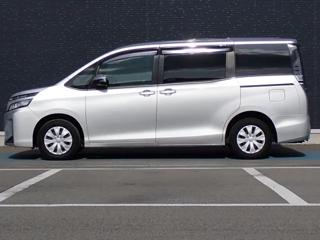 ヴォクシー(トヨタ)の車両写真