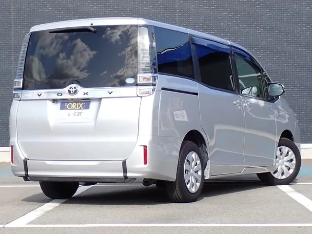 ヴォクシー(トヨタ)の車両写真