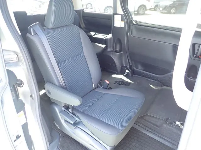 ヴォクシー(トヨタ)の車両写真