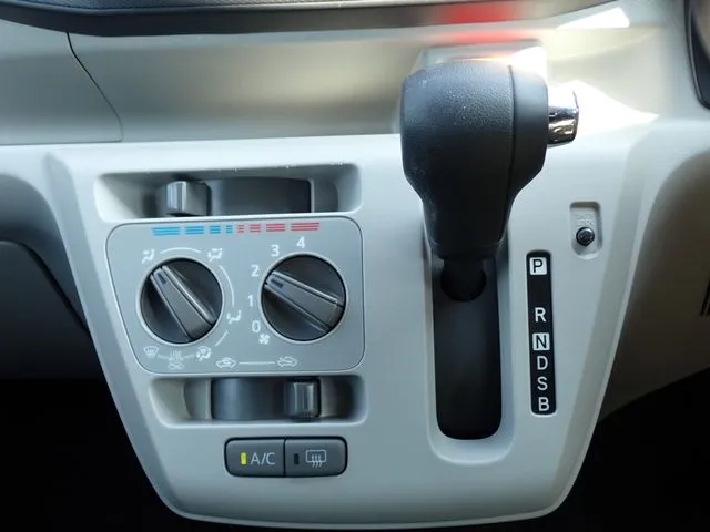 ミラ　イース（ダイハツ）の車両写真