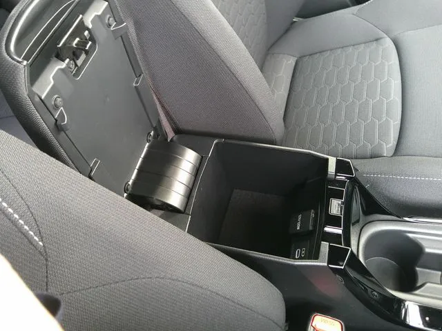 カローラスポーツ　ハイブリッド（トヨタ）の車両写真