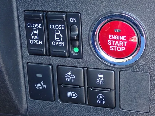 タント　カスタム（ダイハツ）の車両写真