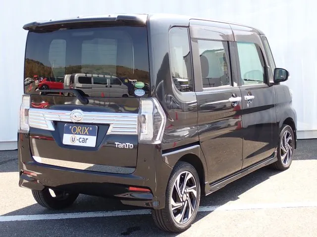 タント　カスタム（ダイハツ）の車両写真