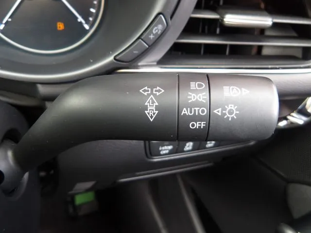 ＭＡＺＤＡ３　ファストバック（マツダ）の車両写真