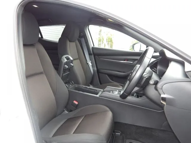 ＭＡＺＤＡ３　ファストバック（マツダ）の車両写真