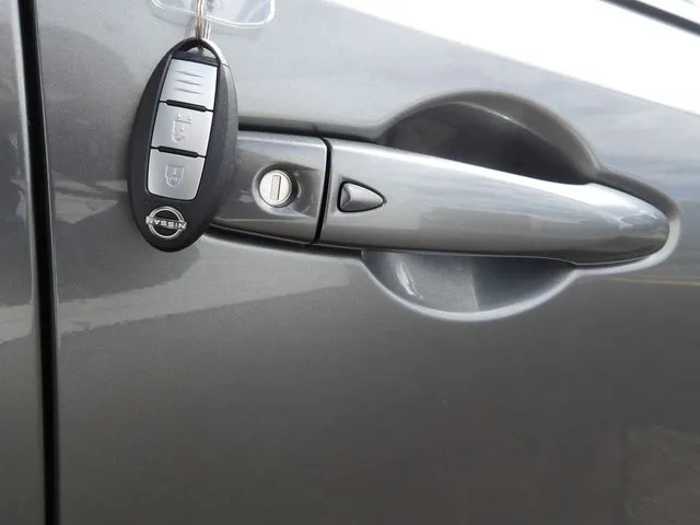 ニッサン ノート 4WD