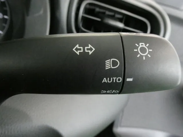 ヤリス　ハイブリッド（トヨタ）の車両写真