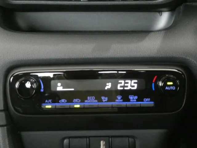 ヤリス　ハイブリッド（トヨタ）の車両写真