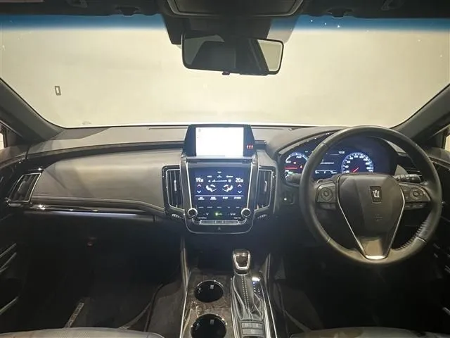 トヨタ　クラウン　セダン　ハイブリッド　４ＷＤ