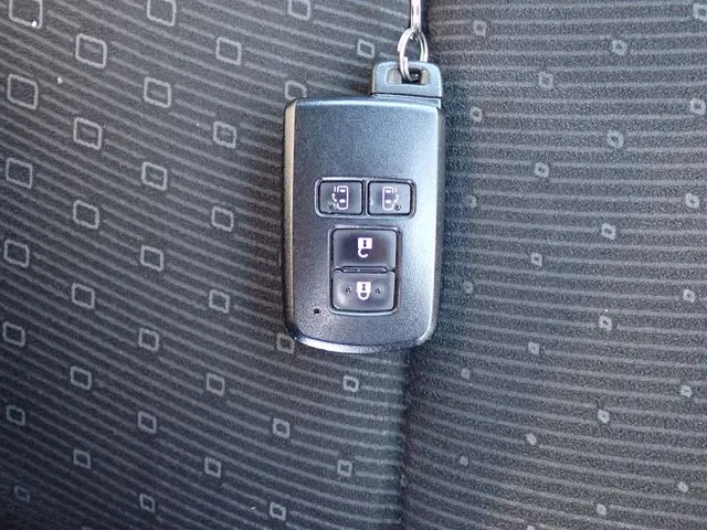 ノア　ハイブリッド（トヨタ）の車両写真