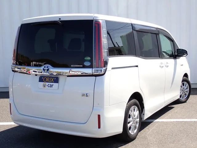 ノア　ハイブリッド（トヨタ）の車両写真