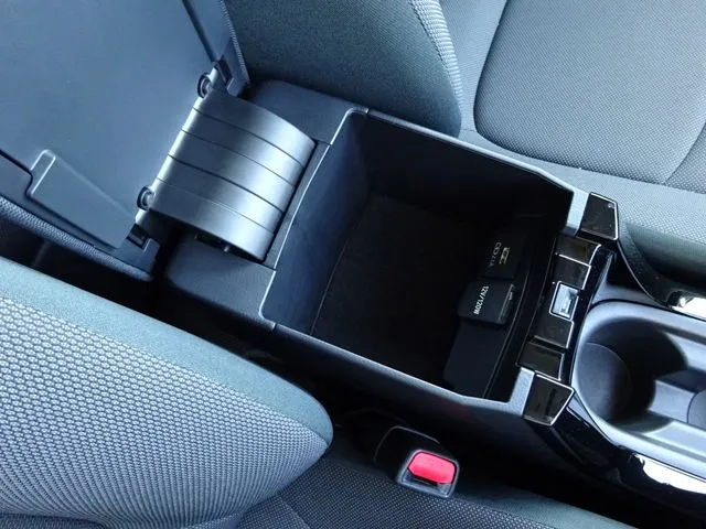 カローラ ツーリング ハイブリッド(トヨタ)の車両写真