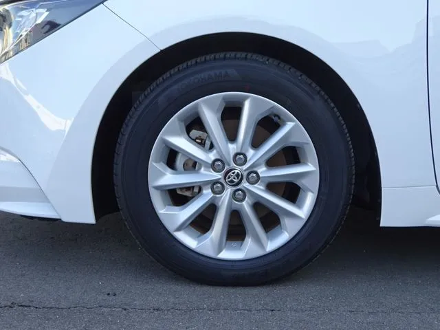 カローラ ツーリング ハイブリッド(トヨタ)の車両写真