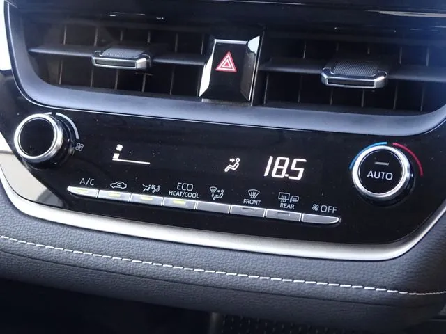 カローラ ツーリング ハイブリッド(トヨタ)の車両写真