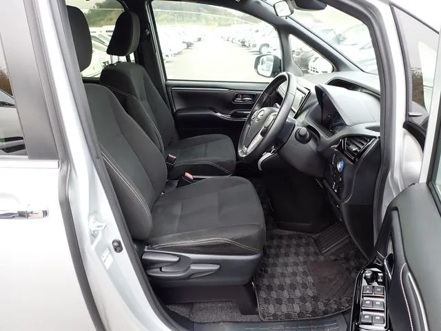 エスクァイア　ハイブリッド（トヨタ）の車両写真