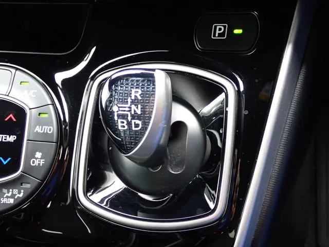 エスクァイア　ハイブリッド（トヨタ）の車両写真