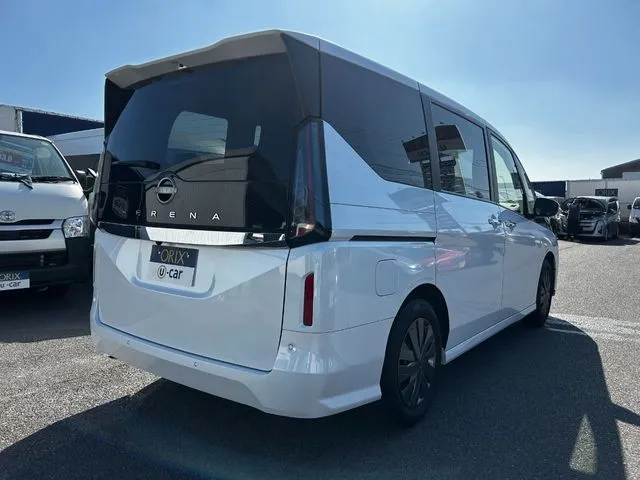 セレナ（ニッサン）の車両写真