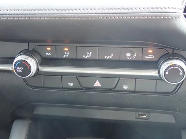 ＭＡＺＤＡ３　セダン（マツダ）の車両写真