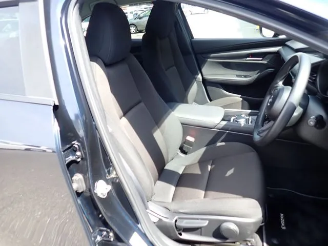 ＭＡＺＤＡ３　セダン（マツダ）の車両写真