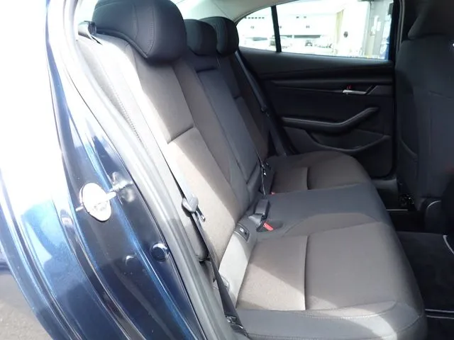 ＭＡＺＤＡ３　セダン（マツダ）の車両写真