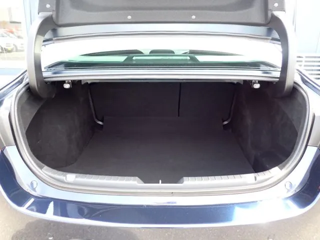 ＭＡＺＤＡ３　セダン（マツダ）の車両写真