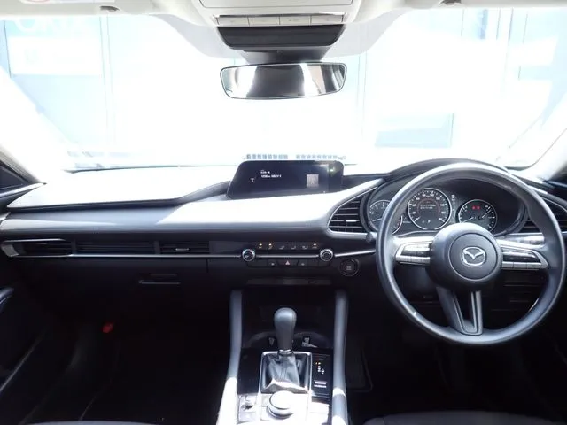 ＭＡＺＤＡ３　セダン（マツダ）の車両写真