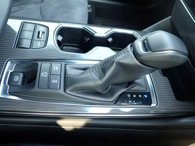 クラウン　セダン　ハイブリッド（トヨタ）の車両写真