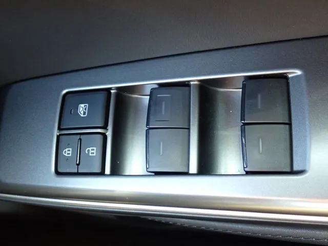 クラウン　セダン　ハイブリッド（トヨタ）の車両写真