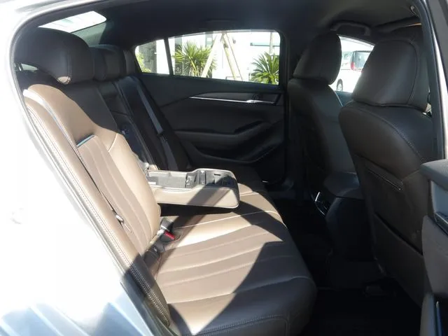 マツダ　ＭＡＺＤＡ６　セダン