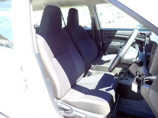 プロボックスバン　ハイブリッド（トヨタ）の車両写真