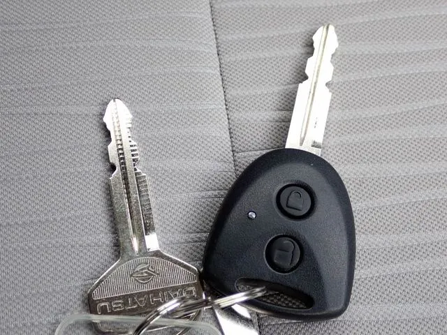 ミラ　イース（ダイハツ）の車両写真