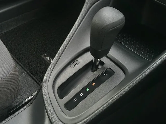 ヤリス　ハイブリッド（トヨタ）の車両写真