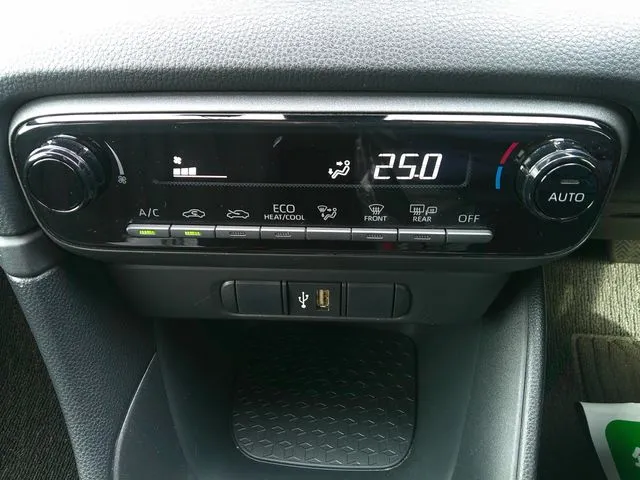 ヤリス　ハイブリッド（トヨタ）の車両写真