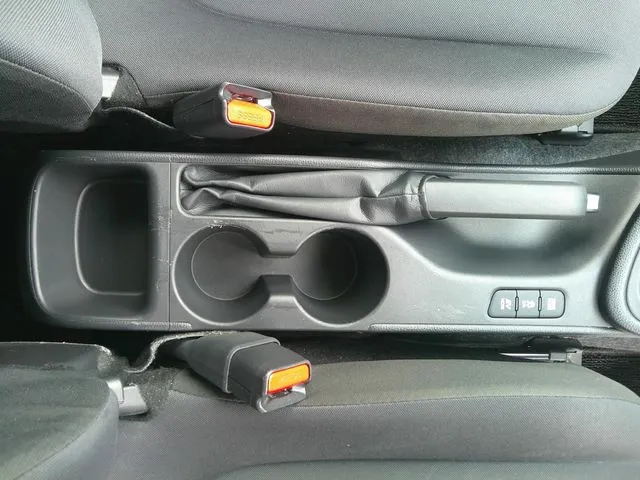 ヤリス　ハイブリッド（トヨタ）の車両写真