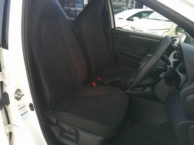 ヤリス　ハイブリッド（トヨタ）の車両写真