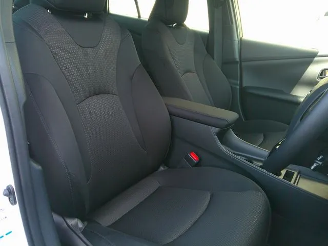 プリウス　４ＷＤ（トヨタ）の車両写真