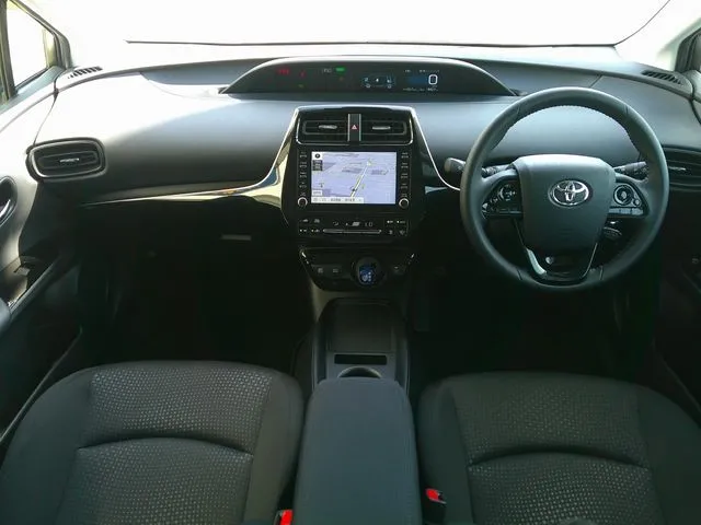 プリウス　４ＷＤ（トヨタ）の車両写真