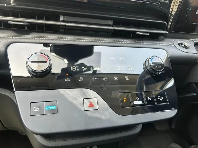 セレナ（ニッサン）の車両写真