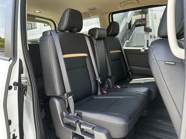 セレナ（ニッサン）の車両写真