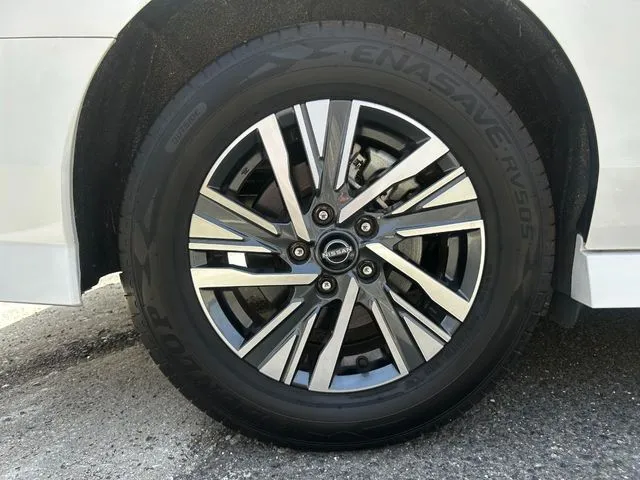 セレナ（ニッサン）の車両写真